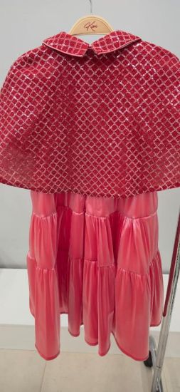 صورة فستان قطعتين احمر بربطة عنق والوشاح الراقي